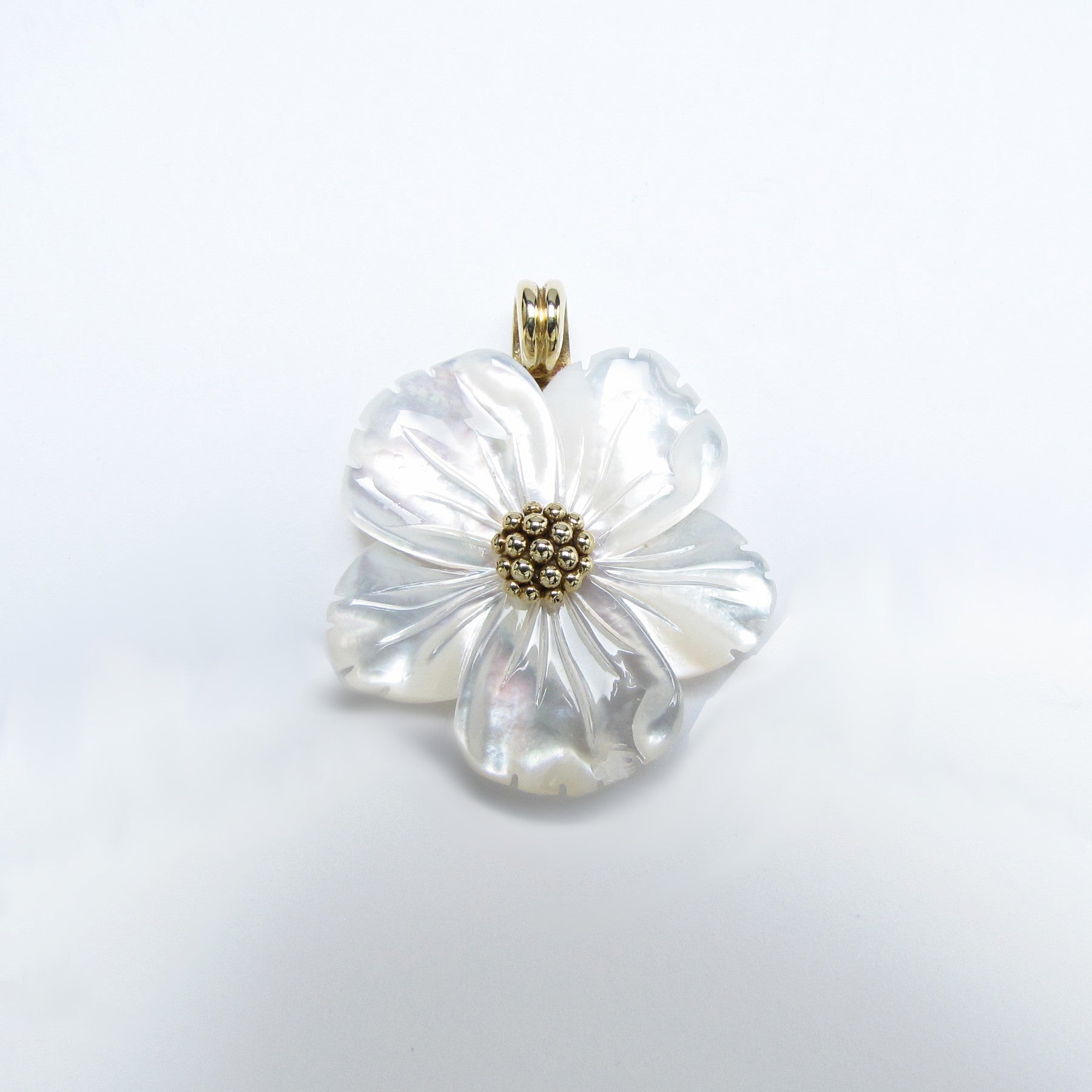white mother of pearl flower pendant, 18 K yellow gold, weight about 4,3 g. (0,15 oz), diameter 28 mm max