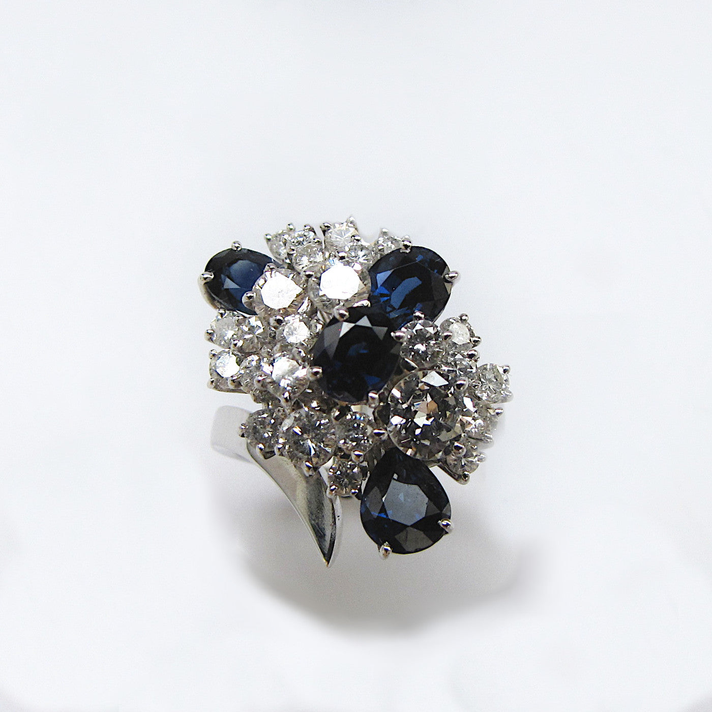 adorable ring, natural diamonds, natural sapphires, 18 K white gold, poids 7,50 g. (0.26 oz), width 23 mm max